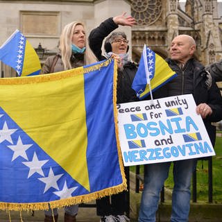 Demonstranten halten während einer Kundgebung Fahnen und Transparente hoch: Die bosnisch-herzegowinische Diaspora und Unterstützer der Einheit des Landes versammelten sich am Parliament Square in London, um das Bewusstsein für eine potenzielle neue Krise in Bosnien zu schärfen.