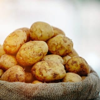 Frische Kartoffeln auf einem Markt
