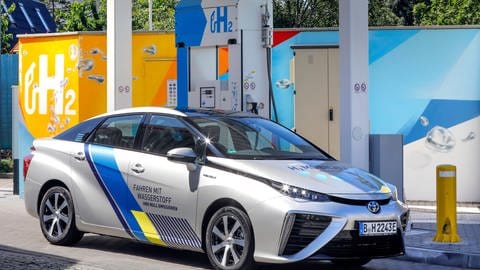 Der Toyota Mirai fährt mit Wasserstoff. Hier ist er vor einer Wasserstofftankstelle in Berlin zu sehen. "Mirai" heißt übersetzt "Zukunft". 
