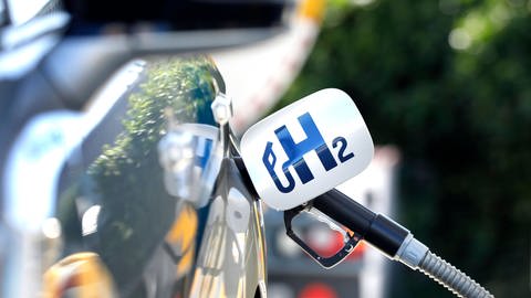 Ein Auto wird mit Wasserstoff betankt. Die Unternehmen Air Liquide, Daimler, Linde, OMV, Shell und TOTAL sind in der H2 MOBILITY zusammengeschlossen.