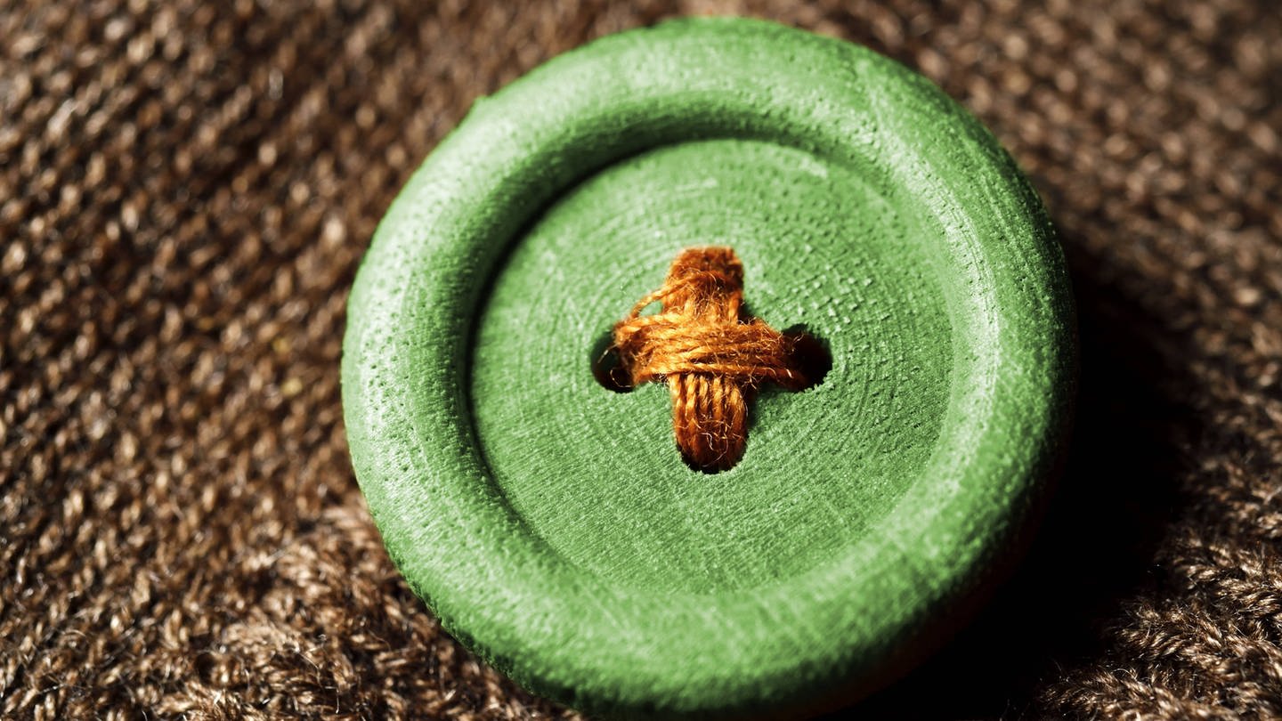 Grüner Knopf, Symbolfoto für das neue staatliche Siegel für nachhaltig produzierte Textilien