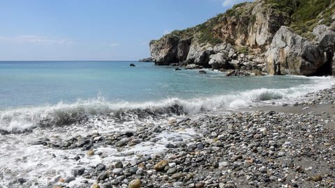 Kiesstrand: Am Mittelmeer verschwinden die Sandstrände. Gibt es bald nur noch Fels und Steine?