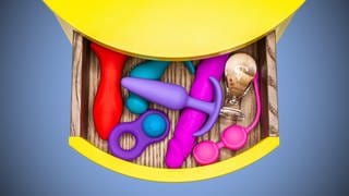 Verschiedene Sexspielzeuge in bunten Farben in einer Schublade zur vaginalen oder analen Befriedigung