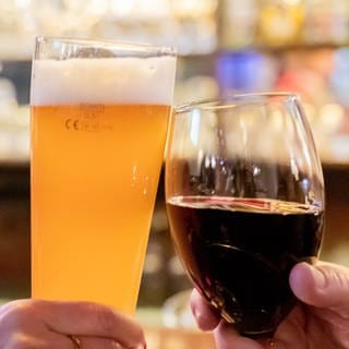 Bier und Wein beim Anstoßen