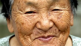 Alte Japanerin mit vielen Falten lächtelt: In Japan ist jeder vierte Rentner erwerbstätig, unter 69 Jahren sogar jeder zweite. Viele suchen darin einen Sinn für die letzte Lebensphase, manche brauchen den Zusatzverdienst.