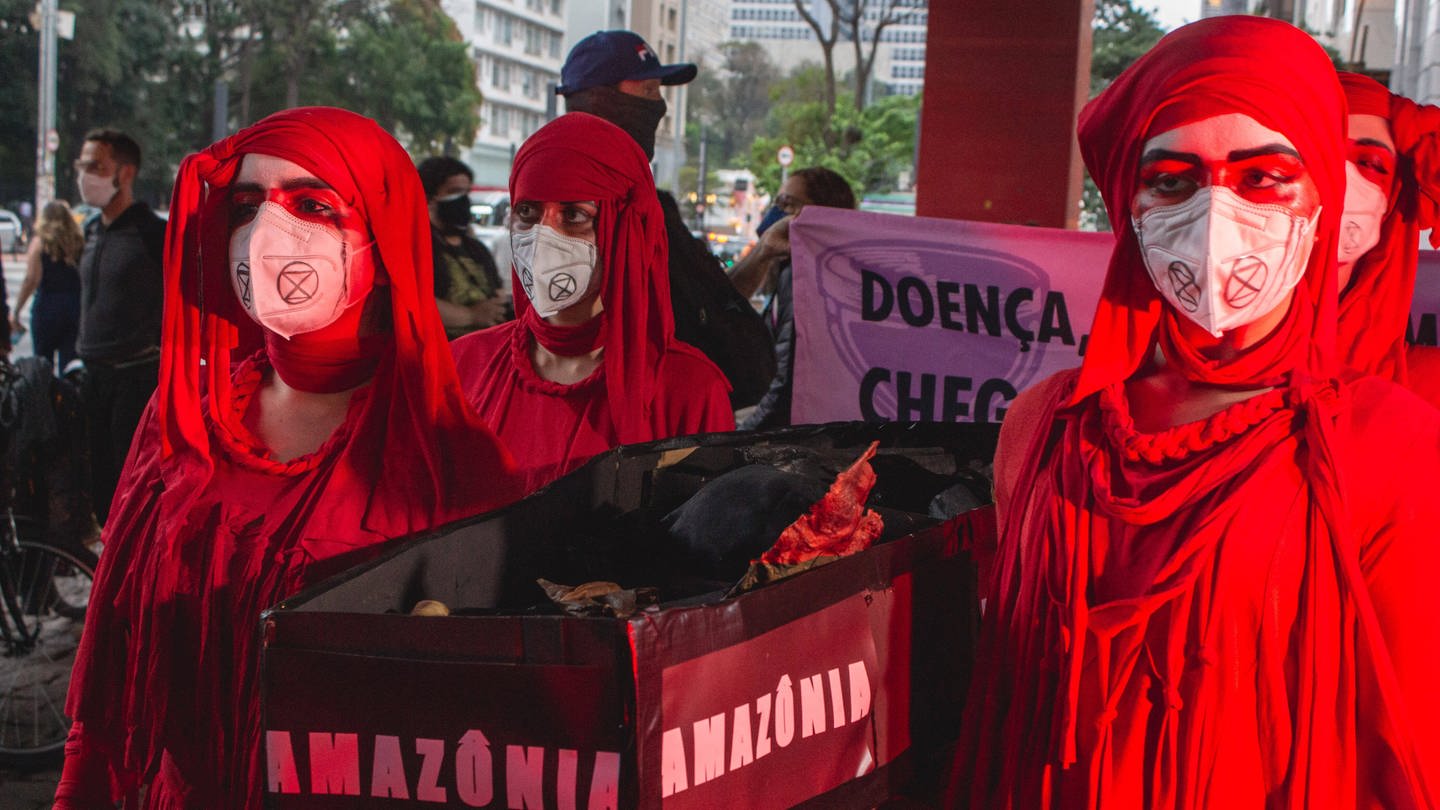 Demonstranten versammelten sich im September 2021 in São Paulo und forderten den Rücktritt von Präsident Jair Bolsonaro sowie die Konzentration auf Klimafragen und Umweltschutz. Die Menschen tragen einen Sarg mit Asche als Symbol für die Brände im Amazonas.
