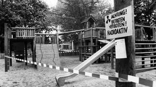 Abgesperrter Kinderspielplatz in Berlin am 1. Mai 1986 nach der Reaktorkatastrophe von Tschernobyl