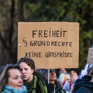 In Konstanz versammelten sich im Januar 2022 schätzungsweise 2.000 Personen, um für eine freie Impfentscheidung zu demonstrieren. Auf einem Plakat steht: Freiheit – Grundrechte – Keine Giftspritze