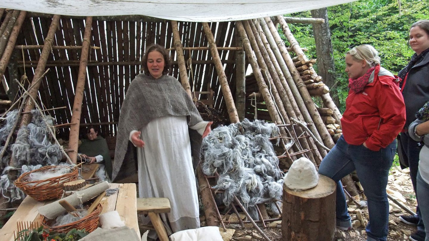 Auf dem Campus Galli wird Geschichte lebendig. In dieser Hütte wird gezeigt, wie die Menschen im Mittelalter Wolle verarbeitet haben.