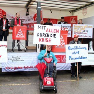 In Schwäbisch Gmünd stehen Mitarbeiter des Autozulieferers Bosch bei einer Protestaktion am 8.11.2019 mit Transparenten vor dem  Werk und protestieren gegen einen geplanten Stellenabbau