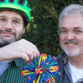 Dr. Marc Thielen mit Uvex Fahrrad Helm Prototyp und Prof. Dr. Thomas Speck