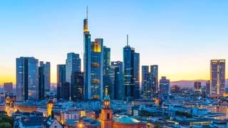 Skyline von Frankfurt am Main: Blick auf das Bankenviertel von Mainhattan mit Altstadt, Römer und Paulskirche