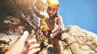 Klettern am Berg: Mit wachsendem Selbstvertrauen wächst die Fähigkeit, anderen zu vertrauen und deren Vertrauen zu gewinnen.