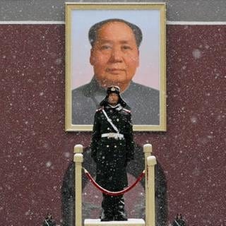 Polizist im Schnee in Peking