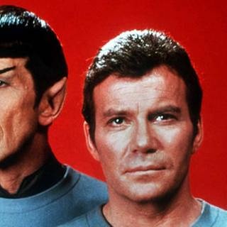 William Shatner (r) als Captain James T. Kirk, Commander des Raumschiffes Enterprise, und Leonard Nimoy als Crewmitglied Spock vom Planeten Vulkan
