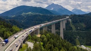 Grenze zwischen Österreich und Italien, Urlaubsschneise für Touristen und Abwehrstation gegen Flüchtlinge: die Europabrücke der Brenner-Autobahn