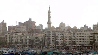 Wohnhäuser und Minarett an der Corniche in Alexandria