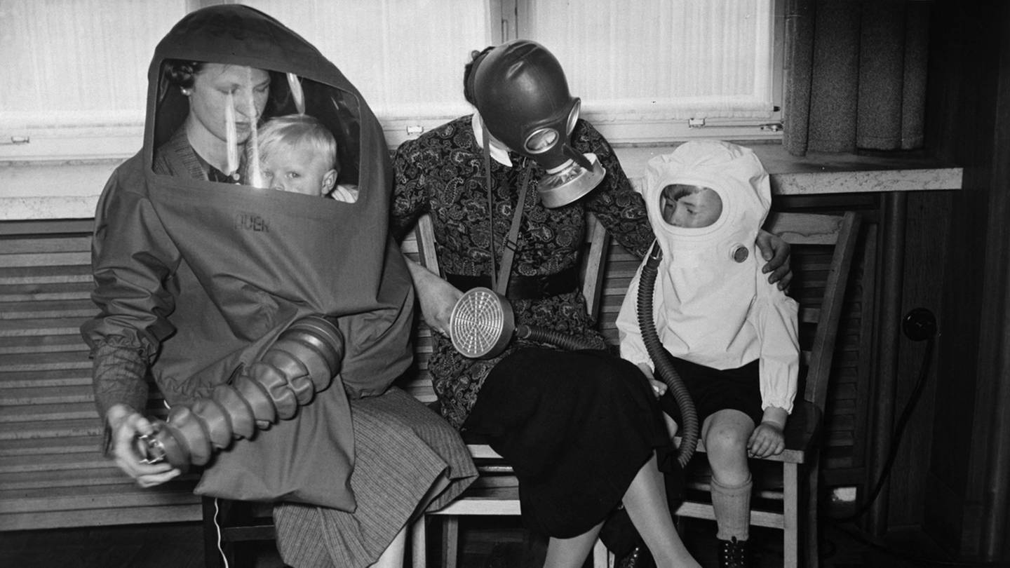 Gasmasken für Mutter und Kind 1939