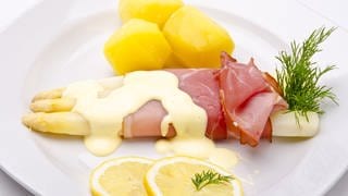 Sauce Hollandaise: Emulsionen haben eine gewisse Stabilität bei einer bestimmten Temperatur. Wenn Sie die Temperatur zum Beispiel im Wasserbad verändern, verändern Sie die Molekülgeschwindigkeiten und Sie verändern auf molekularer Ebene Kräfte. Dann kann es passieren, dass die Sauce Hollandaise gerinnt. 