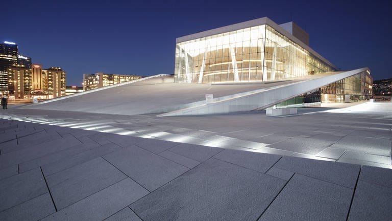 Begehbares Dach aus Carrara-Marmor der Oper in Oslo  Norwegen
