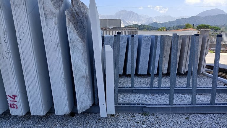 Geschnittene Marmorplatten in Carrara: Marmor aus Carrara ist bis heute in der Architektur un im Innenausbau begehrt