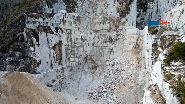 Zwar bringt der Abbau des strahlend weißen Marmors dem Nordwesten der Toskana seit Jahrhunderten Wohlstand – aber er zerstört auch die Apuanischen Alpen