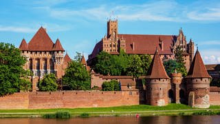 Die Marienburg wurde im 13. Jahrhundert erbaut. Es handelt sich um eine mittelalterliche Ordensburg des Deutschen Ordens am Fluss Nogat, einem Mündungsarm der Weichsel in Polen. Die Burg liegt nahe der polnischen Stadt Malbork.