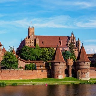Die Marienburg wurde im 13. Jahrhundert erbaut. Es handelt sich um eine mittelalterliche Ordensburg des Deutschen Ordens am Fluss Nogat, einem Mündungsarm der Weichsel in Polen. Die Burg liegt nahe der polnischen Stadt Malbork.