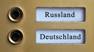 Klingelschild mit Deutschland und Russland
