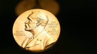 Medaille mit dem Konterfei von Alfred Nobel (1833 - 1896) im Nobel-Museum. Geburtsjahr und Todesjahr sind in römischen Zahlen auf der Medaille zu sehen
