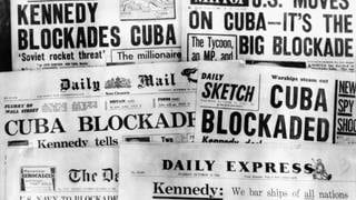 Schlagzeilen britischer Tageszeitungen am 23. Oktober 1962: "Kennedy blockades Cuba"