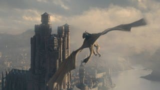 Ein Drache fliegt auf eine Burg zu in der Serie "House of the Dragon"