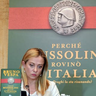 Die Vorsitzende der Partei Fratelli D'Italia, Giorgia Meloni, bei der Präsentation des Buches "Perché Mussolini rovinò l'Italia" (Warum Mussolini Italien runierte) von Bruno Vespa im November 2011 in Rom