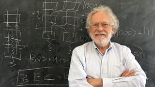 Der österreichische Quantenphysiker Anton Zeilinger steht in seinem Büro am Institut für Quantenoptik und Quanteninformation (IQOQI) der Österreichischen Akademie der Wissenschaften (ÖAW). Der Wissenschaftler wurde zusammen mit zwei weiteren Forschern mit dem Nobelpreis für Physik 2022 ausgezeichnet.