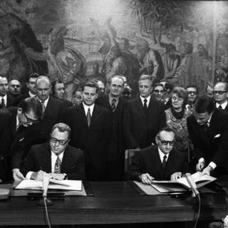 Unterzeichnung Grundlagenvertrag BRD-DDR 1972, Michael Kohl ( DDR) und Egon Bahr ( BRD)