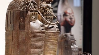 Benin-Bronzen in den Ausstellungsräumen des Humboldt-Forums: Die Frage der Raubkunst beschäftigt die ethnologischen Museen in Deutschland seit Jahren. Doch 2022 kommt Bewegung in die zähen Verhandlungen: Die Staatlichen Museen zu Berlin etwa geben alle Benin-Bronzen an Nigeria zurück, behalten ein Drittel der Objekte nur als Leihgaben. 