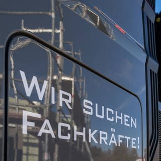 Schriftzug "Wir suchen Fachkräfte" auf der Tür eines Lkw: Handwerksbetriebe, aber auch große Firmen, Krankenhäuser, Pflegeeinrichtungen, die öffentliche Verwaltung: Sie alle suchen verzweifelt Personal. Deutschland braucht qualifizierte Fachkräfte aus dem Ausland, mehr berufstätige Frauen und nicht zuletzt Firmen, die attraktive Arbeitsplätze bieten.