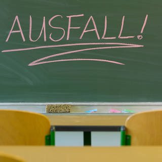 Auf einer Schultafel steht "Ausfall"