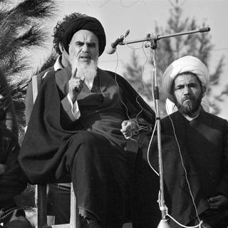 Ayatollah Khomeini spricht zu Anhängern am 1. Februar 1979 nach seiner Ankunft in Teheran