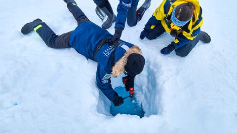 Meereisphysiker und Klimaforscher Marcel Nicolaus erklärt: "Die Messung von Eis-Eigenschaften, vor allem die Eisdicke entlang einer Strecke von Spitzbergen zum Nordpol und das immer wieder, ist für uns von höchstem Interesse, da man dort sonst selten hinkommt."