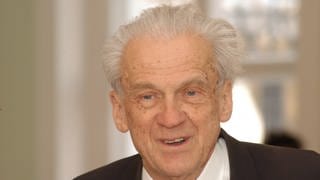 Rhetorikprofessor Walter Jens erhielt 2003 das große Bundesverdienstkreuz 