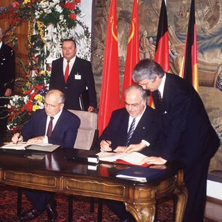 Bundeskanzler Helmut Kohl (2.v.re.GERCDU) und Michail Gorbatschow (2.v.re.URSPräsident der Sowjetunion und Vorsitzender der KPdSU) unterzeichnen den -Vertrag zur deutschen Einheit- in Moskau