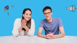 Sina Kürtz und Aeneas Rooch, Hosts des Podcasts "Fakt ab! Eine Woche Wissenschaft"