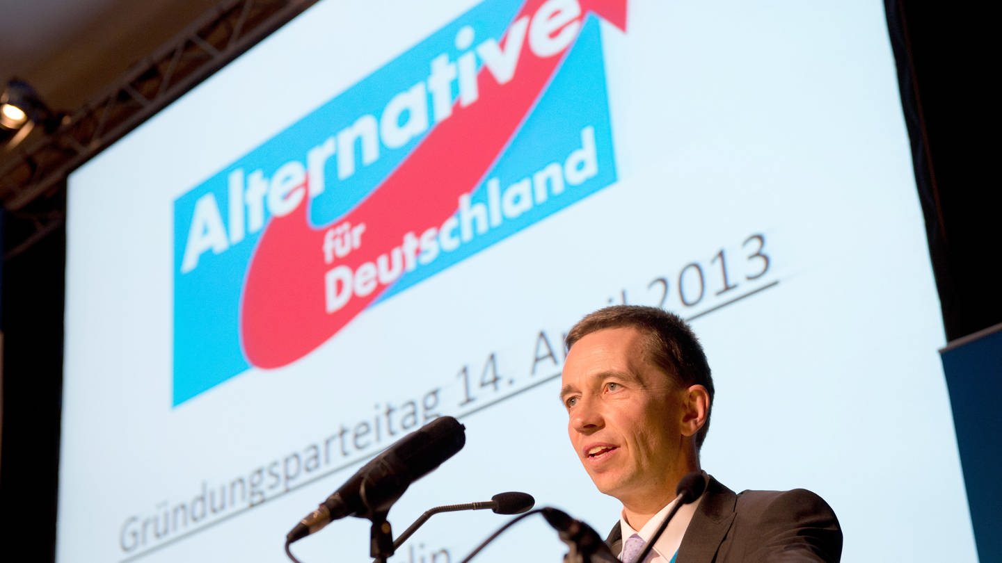 Bernd Lucke, damals Sprecher der Partei Alternative für Deutschland (AfD), spricht während des Gründungsparteitages der Partei am 14. April 2013 in Berlin zu den Mitgliedern