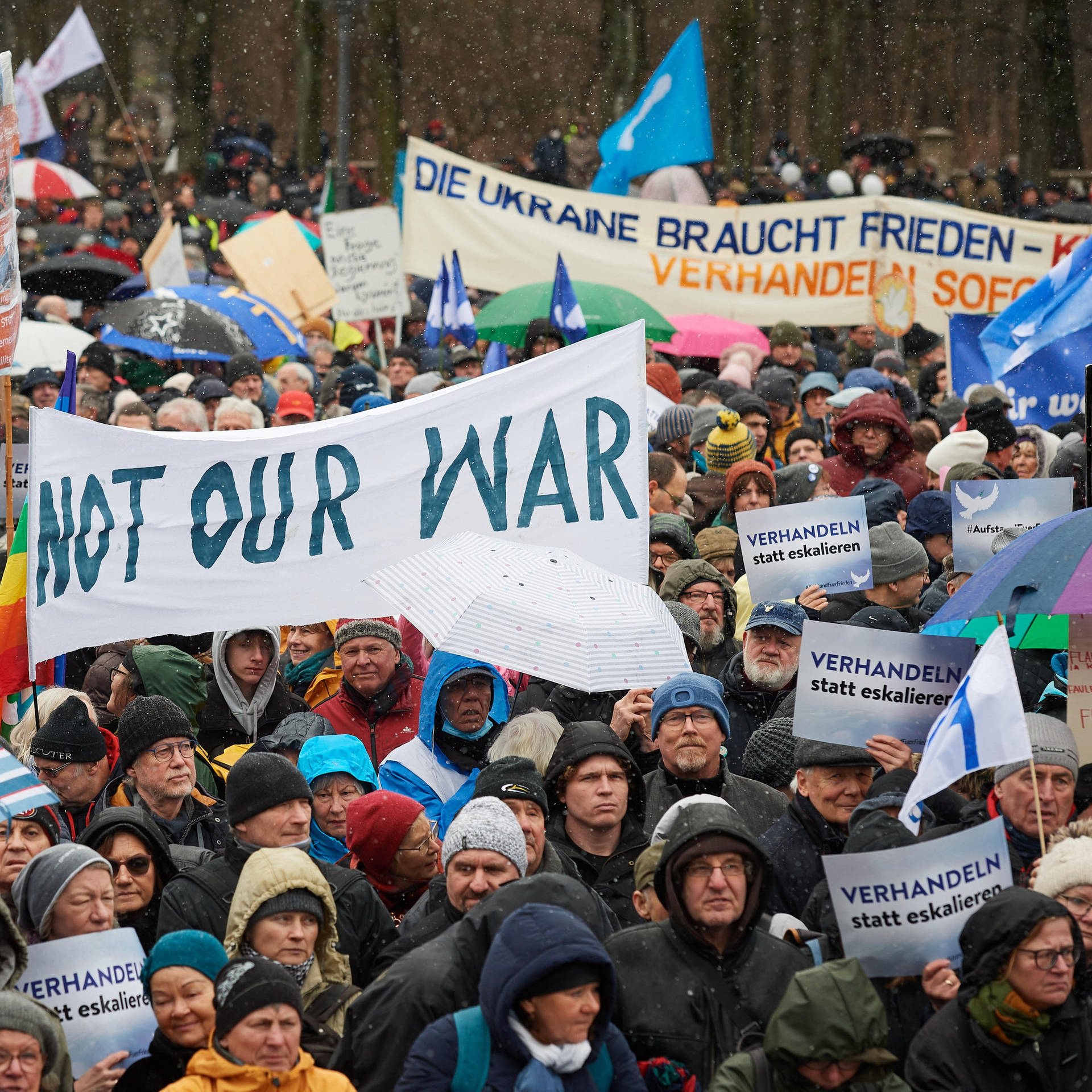 Der Ukraine-Krieg und die Deutschen – Zwischen Schlachtfeld und Friedensdemos
