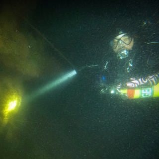 Dieses von Shoreline Diving Services zur Verfügung gestellte Foto zeigt den Taucher Steve Abbate, der einen Propeller des 92 Fuß langen Angriffs-U-Boots «Defender» inspiziert