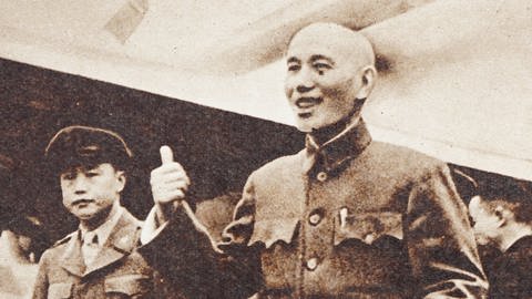 Chiang Kai-shek (rechts) und sein Sohn Chiang Chin-kuo (links) in Chengdu, der letzten Kuomintang-kontrollierten Stadt in Festland-China, am 10. Dezember 1949. Sie wurden noch am selben Tag per Flugzeug nach Taiwan evakuiert. 