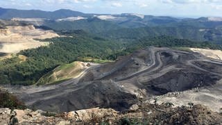Tagebau "Middle Ridge" 2017 in West Virginia, USA: In West Virginia werden mit der Kohleverstromung 90 Prozent der Energie erzeugt. Dort arbeiten US-weit mit Abstand die meisten Menschen in dieser Branche. Die Biden-Regierung will aber mittelfristig aus der fossilen Energie aussteigen.