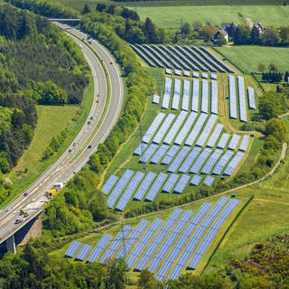 Solarpark an der Autobahn