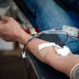 Ein Mann spendet Blut, bei der Blutspende
